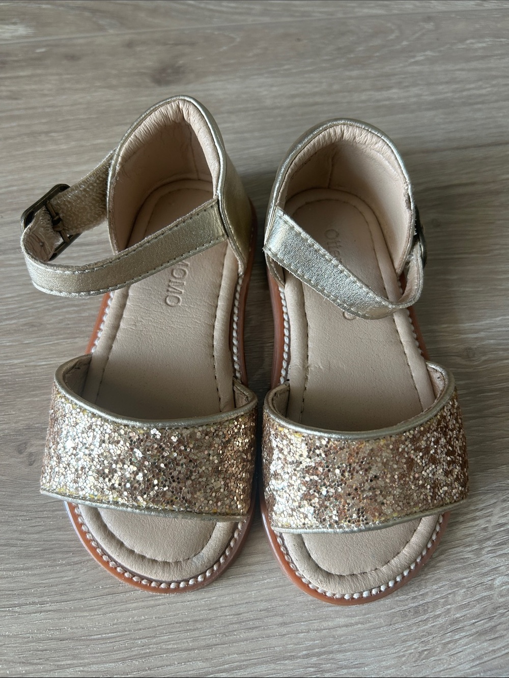 Otter Momo Little Girls' Glitter Gold Adjustable Sandals, Sz. 7, Like New.